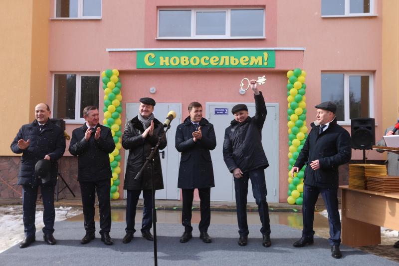 Евгений Куйвашев вручил ключи от квартир детям-сиротам, жильцам аварийных домов, врачам и учителям Кировграда