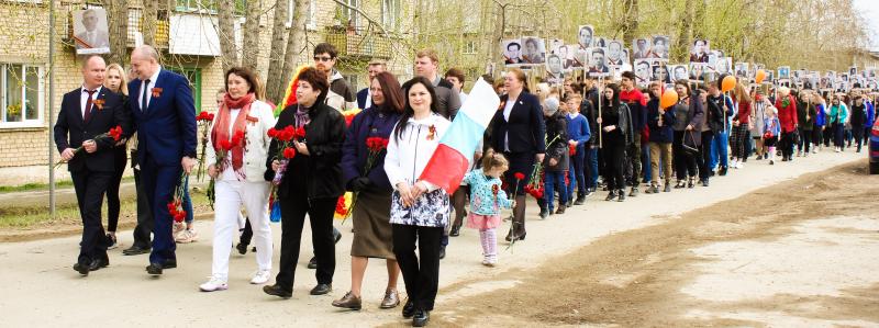 В этом году праздник, посвящённый Дню Великой Победы, прошёл в пос.Цементном в ином формате. Во-первых, стартовала необычная  акция, организованная коллективом ДК посёлка Цементного. Во-вторых, изменился формат митинга: он стал более массовым и зрелищным