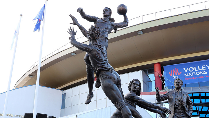 В Екатеринбурге открыли скульптурную композицию, посвященную волейбольной команде «Уралочка» и ее бессменному руководителю Николаю Карполю