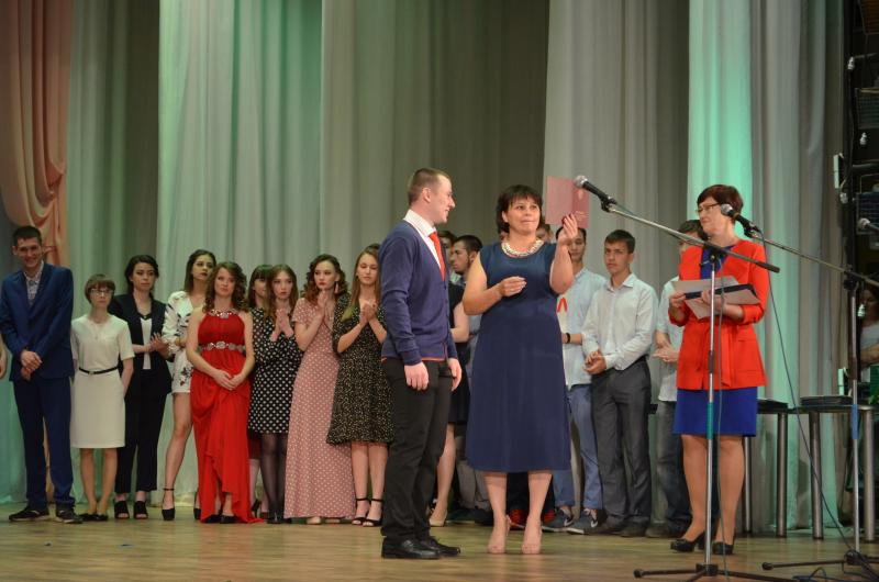 145 дипломированных специалистов