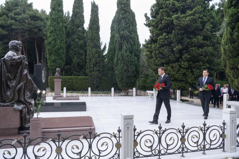 Губернатор Евгений Куйвашев почтил память Гейдара Алиева и возложил цветы к Вечному огню в Баку