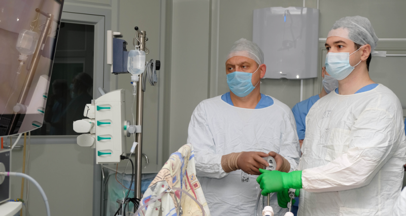 Свердловские онкологи успешно провели первую малотравматичную операцию по удалению опухоли пищевода