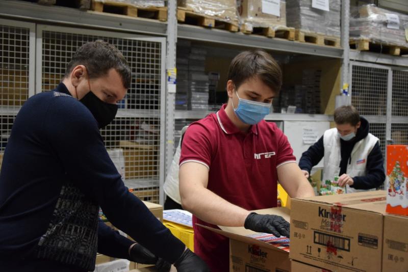 Для детей медработников Свердловской области к Новому году подготовили подарочные наборы