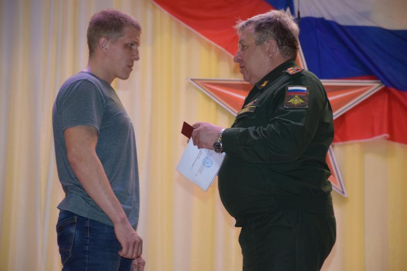 Марку — держать!  Марку славных невьянских парней призвали держать новобранцев почетные гости Дня призывника, состоявшегося 23 апреля во Дворце культуры