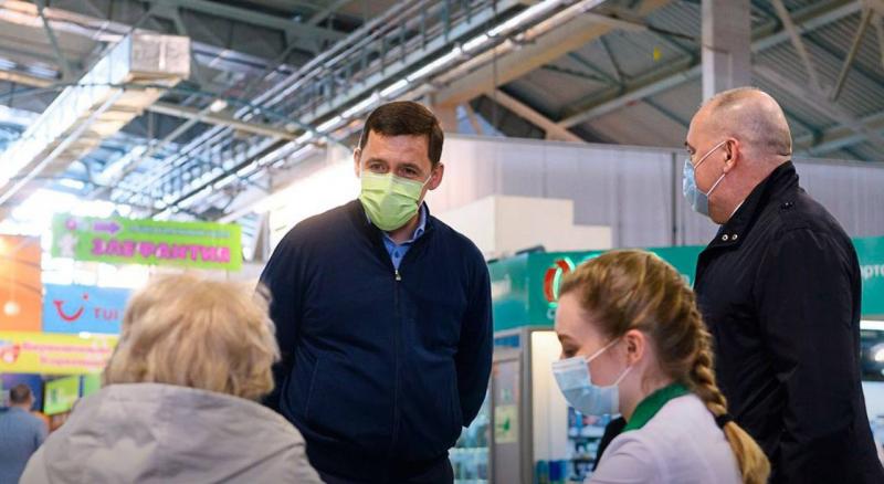 Губернатор Евгений Куйвашев проверил, как организована вакцинация от коронавируса в торговых центрах Екатеринбурга