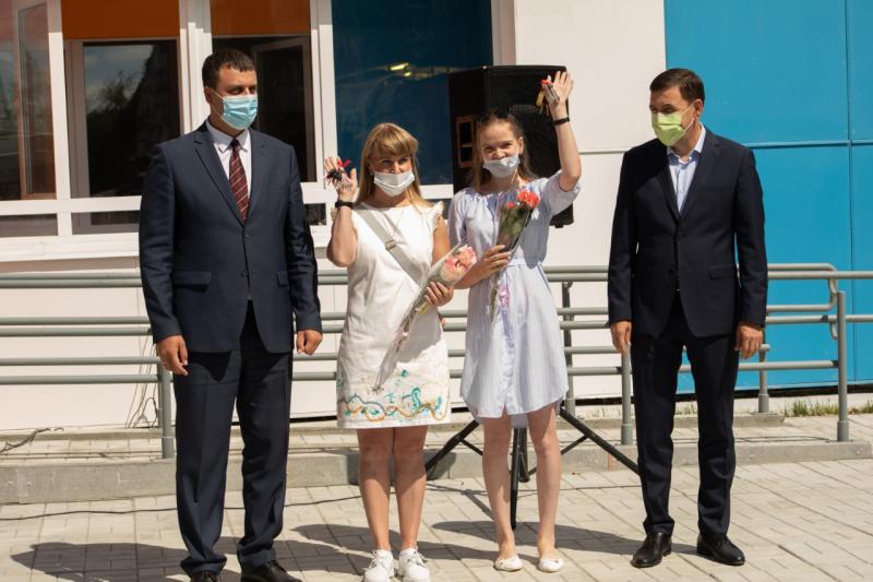 Евгений Куйвашев в Нижней Туре вручил ключи от квартир жильцам первого в регионе дома для арендаторов 