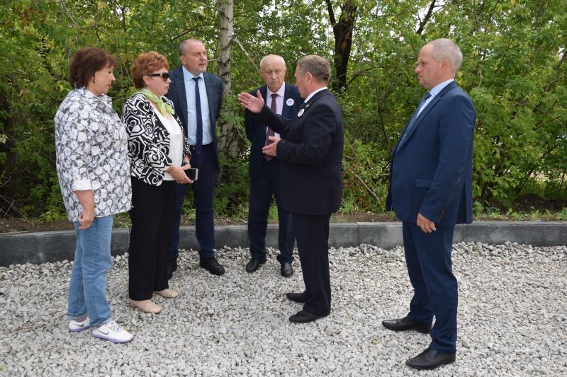 В садике, на доме и дороге