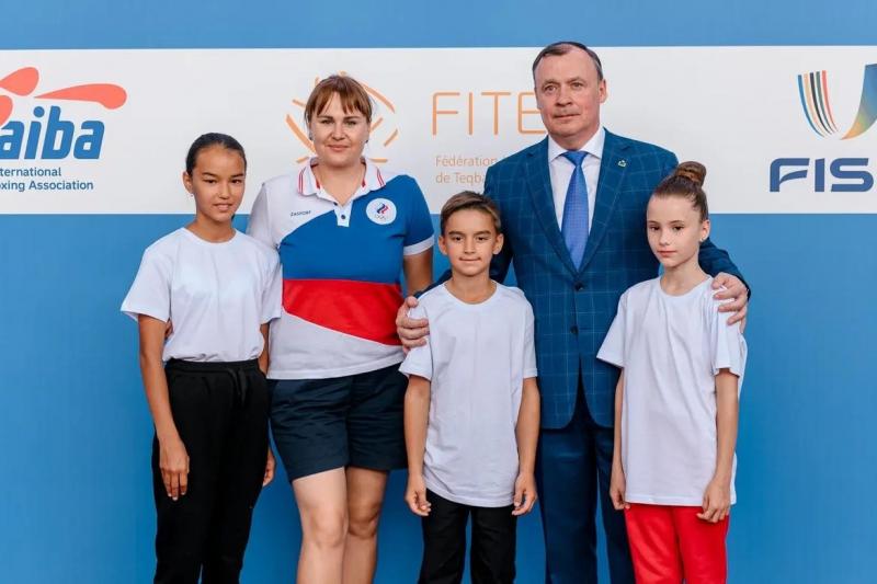 Серебряный призер Олимпийских игр в Токио Ксения Перова встретилась с болельщиками и вручила золотые значки ГТО