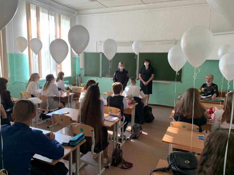 В день знаний сотрудники МО МВД России «Невьянский» провели профилактические беседы со школьниками