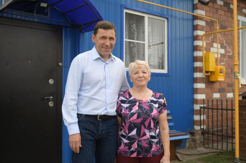 Евгений Куйвашев 4 сентября встретился с жителями деревни Шарапова Ирбитского района, где сегодня запущен в эксплуатацию распределительный газопровод