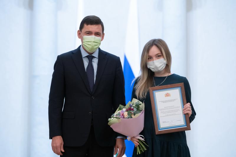 Евгений Куйвашев наградил лучших педагогов области