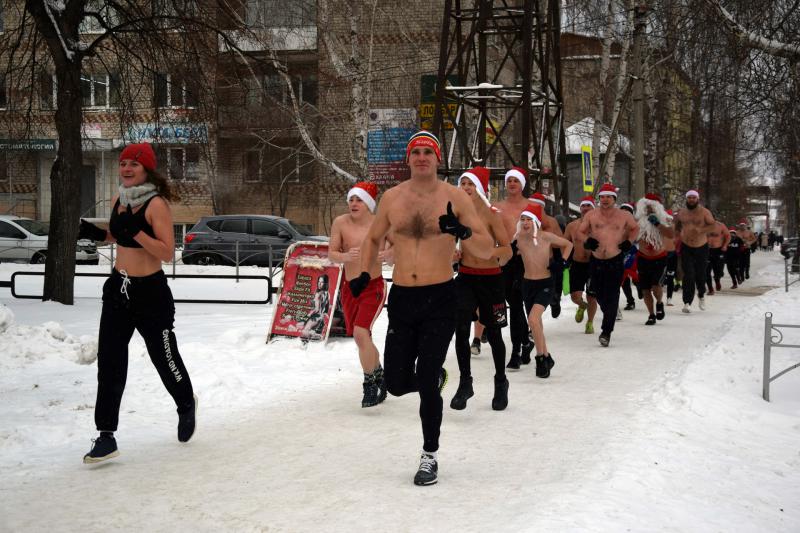 В колпаке и с голым торсом