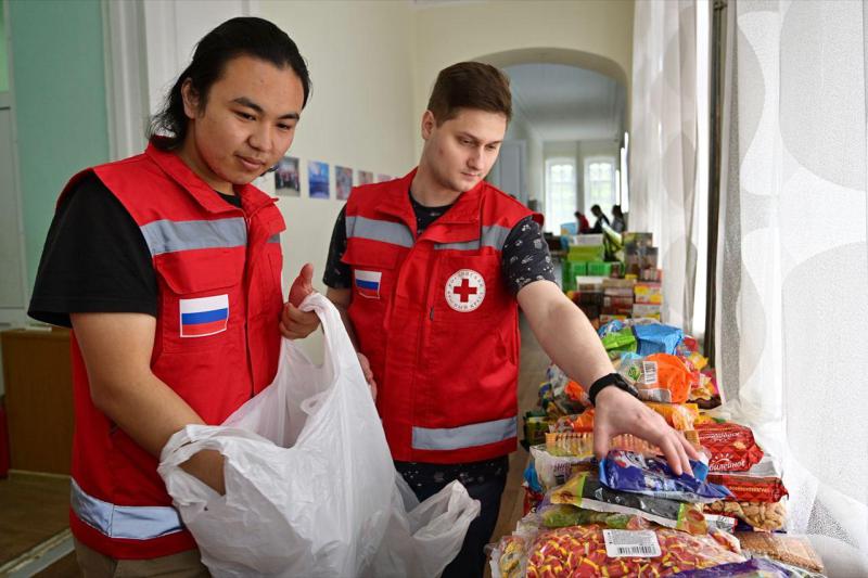 Евгений Куйвашев обсудил с уральскими добровольцами волонтёрские проекты и пообщался с ними на самые разные темы