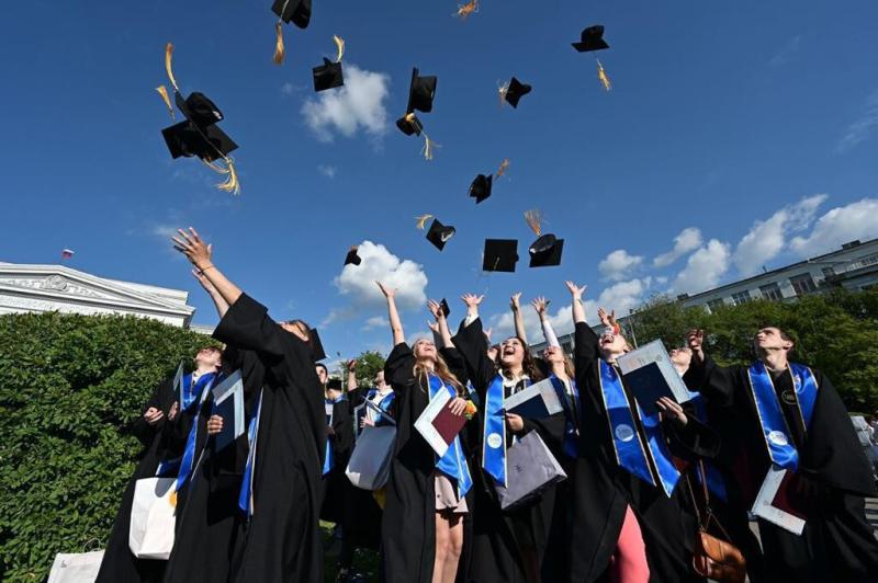 Евгений Куйвашев по приглашению студенческого сообщества присоединился к выпускному УрФУ