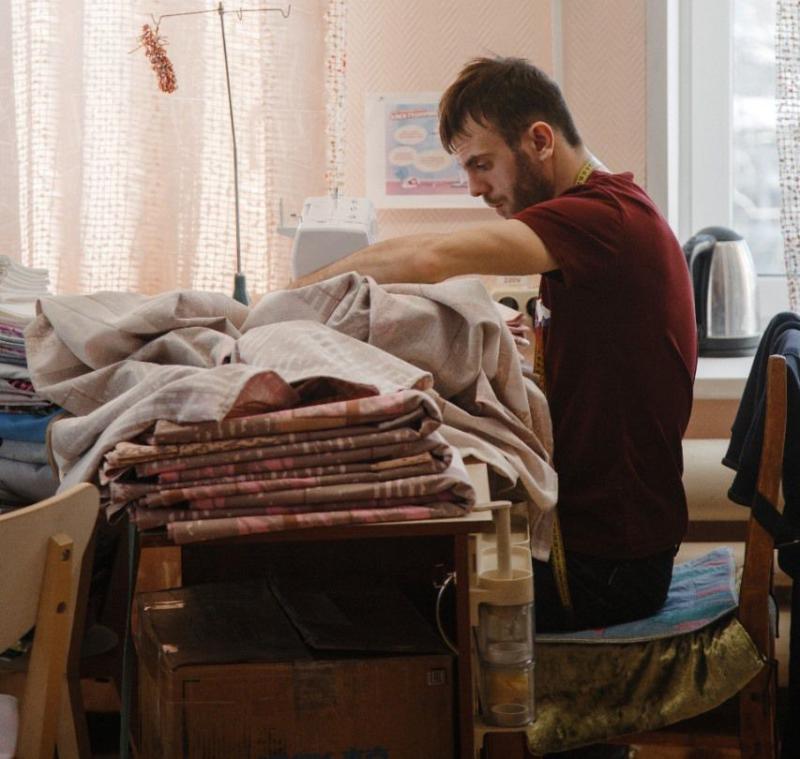 В инклюзивных мастерских Среднего Урала шьют постельное белье, тапочки и варежки для многодетных семей и беженцев