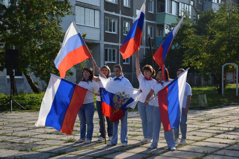 С лентой цвета флага на груди!