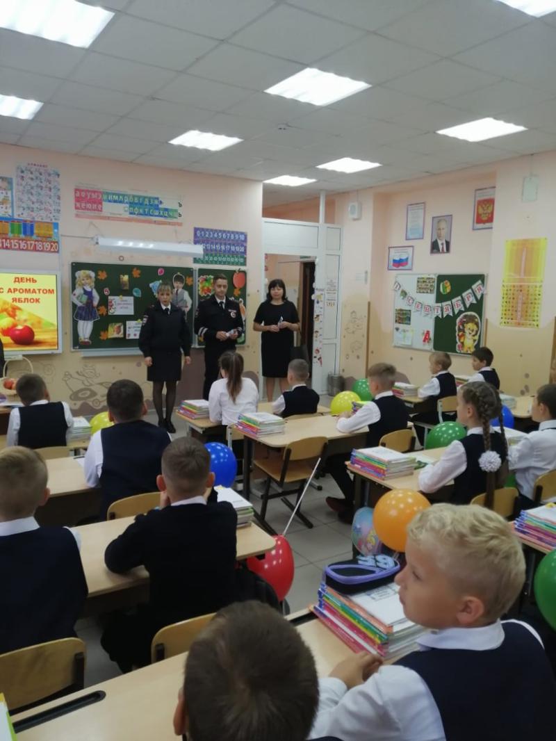 В день знаний сотрудники МО МВД России «Невьянский» провели профилактические беседы со школьниками