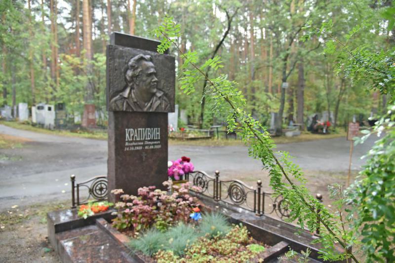 Семья Владислава Крапивина установила памятник писателю в Екатеринбурге