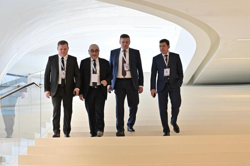 Евгений Куйвашев в составе российской делегации работает на площадке XI Российско-Азербайджанского межрегионального форума