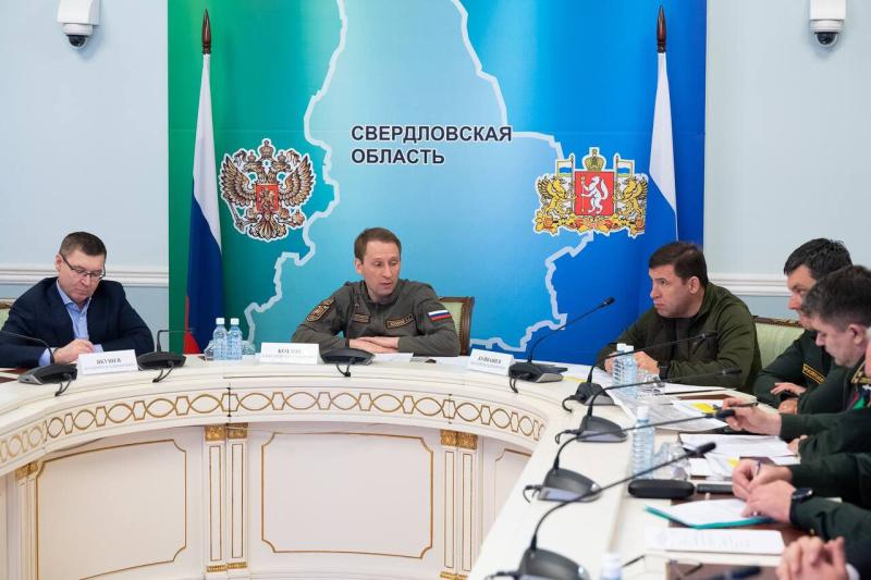 Евгений Куйвашев предложил поощрять добровольцев, помогающих на пожарах, и ужесточить наказание для нарушителей пожарного режима