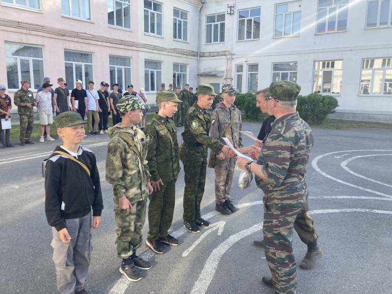 Аты — баты шли курсанты с песней по плацу