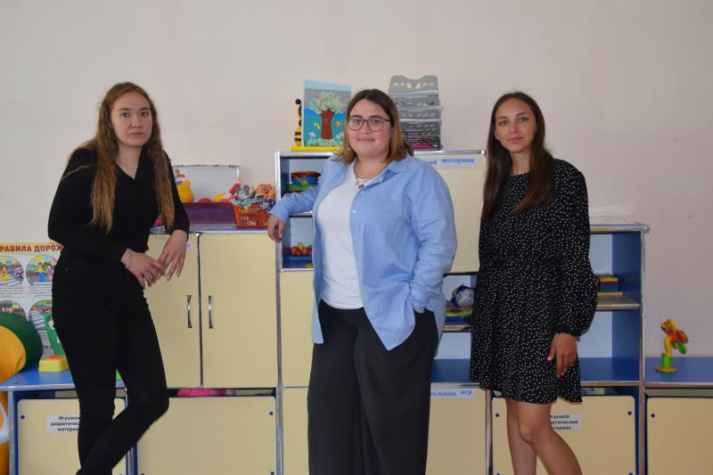 И снова спешат они в класс со звонком