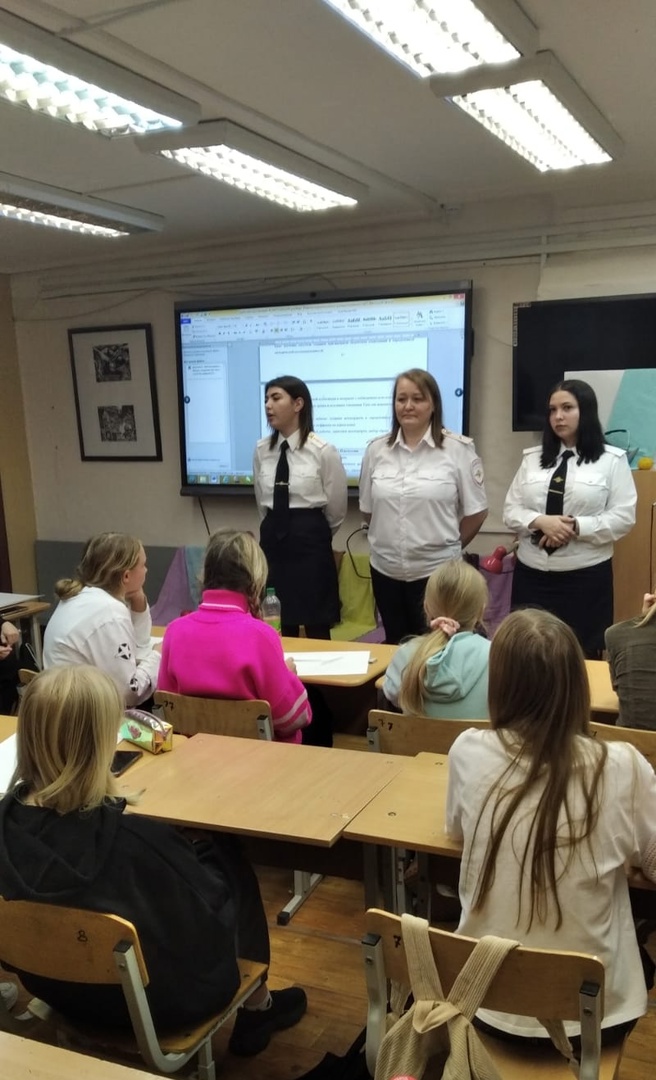 Беседа сотрудников полиции с учащимися художественной школы города Невьянска