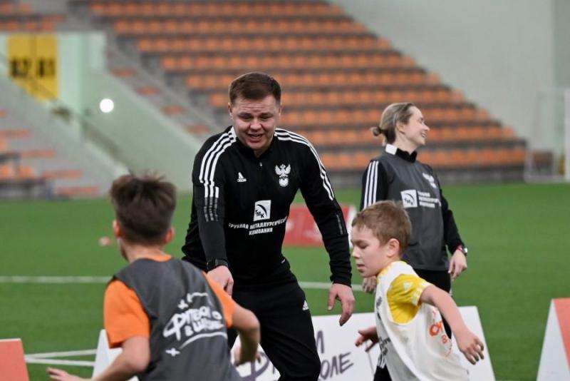 Звезды российского футбола провели открытый урок для трёх сотен уральских школьников