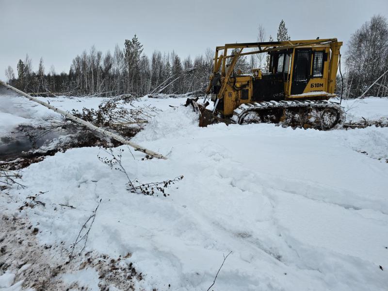 Уральская авиабаза приступила к тушению тлеющего торфяника вблизи поселка Ольховка
