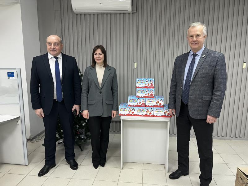 Подарков много не бывает