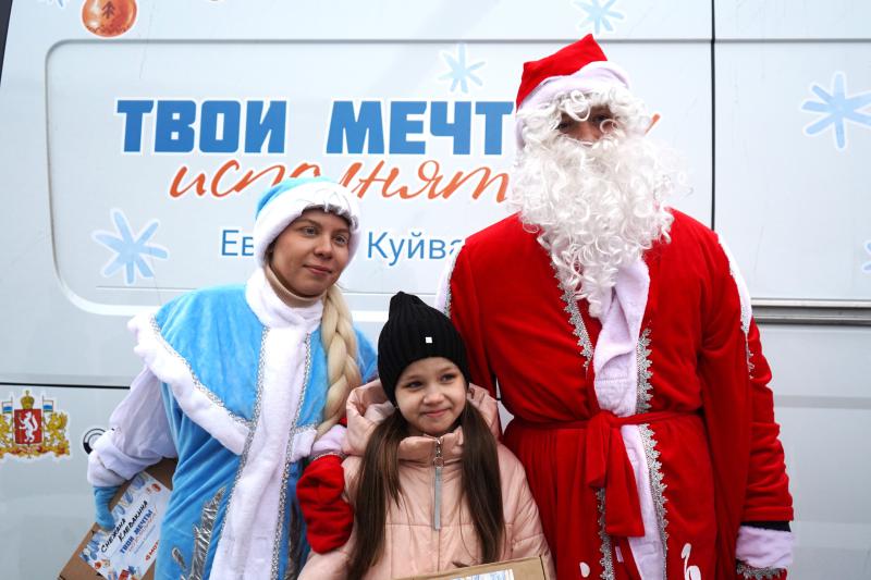 Новогодний грузовичок привёз подарки для 2,5 тысячи детей, которые живут в 68 социальных учреждениях Свердловской области 