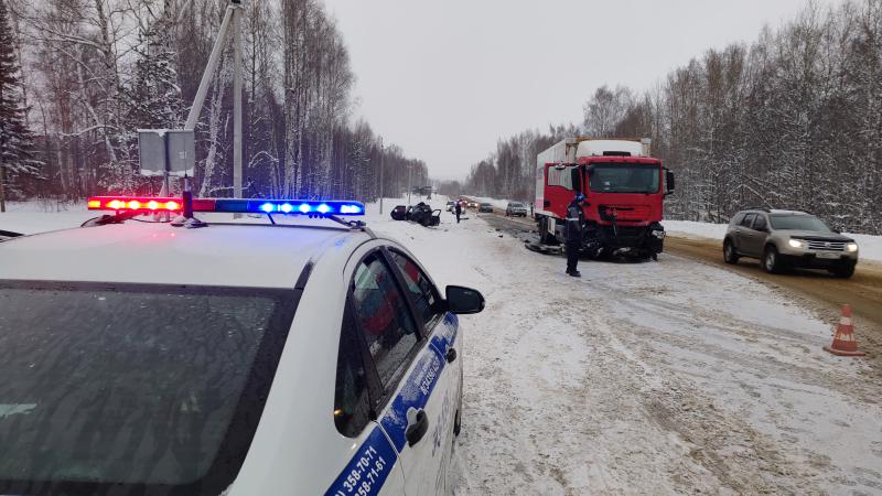 Сотрудники Госавтоинспекции Свердловской области устанавливают обстоятельства происшествия, в котором погибла женщина