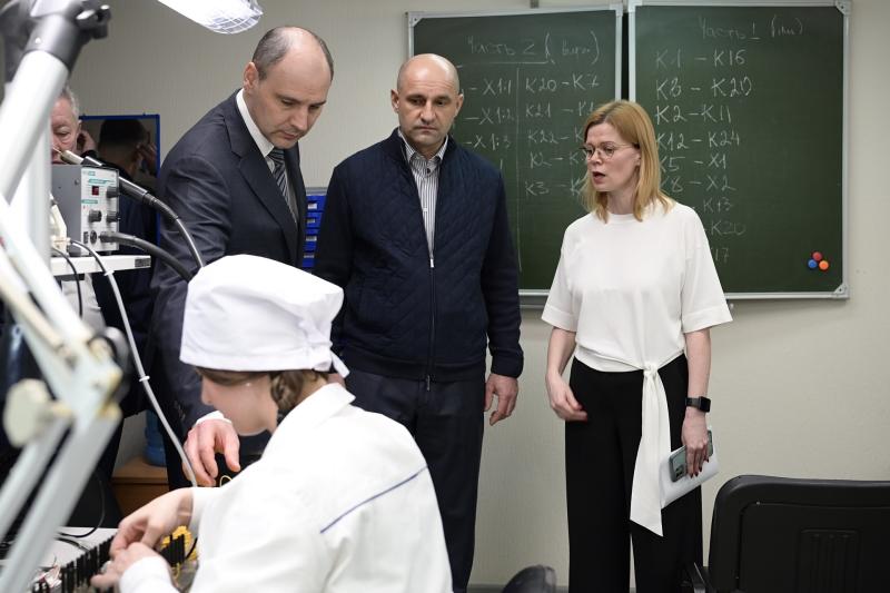 Денис Паслер и Артём Жога оценили возможности машиностроительного завода им. М.И. Калинина по кадровому обеспечению