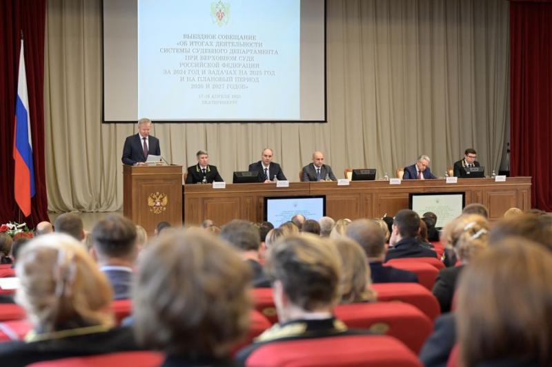 Денис Паслер отметил важность обеспечения достойных условий для работы и жизни судейского сообщества