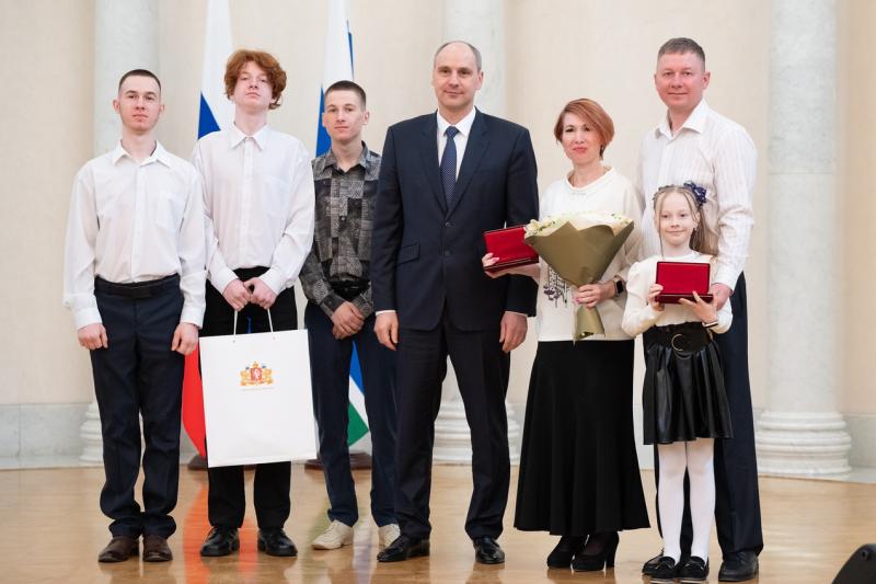 Денис Паслер вручил медали ордена «Родительская слава» многодетным парам из Свердловской области