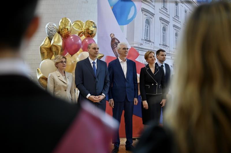 Денис Паслер поздравил свердловских выпускников с окончанием школ