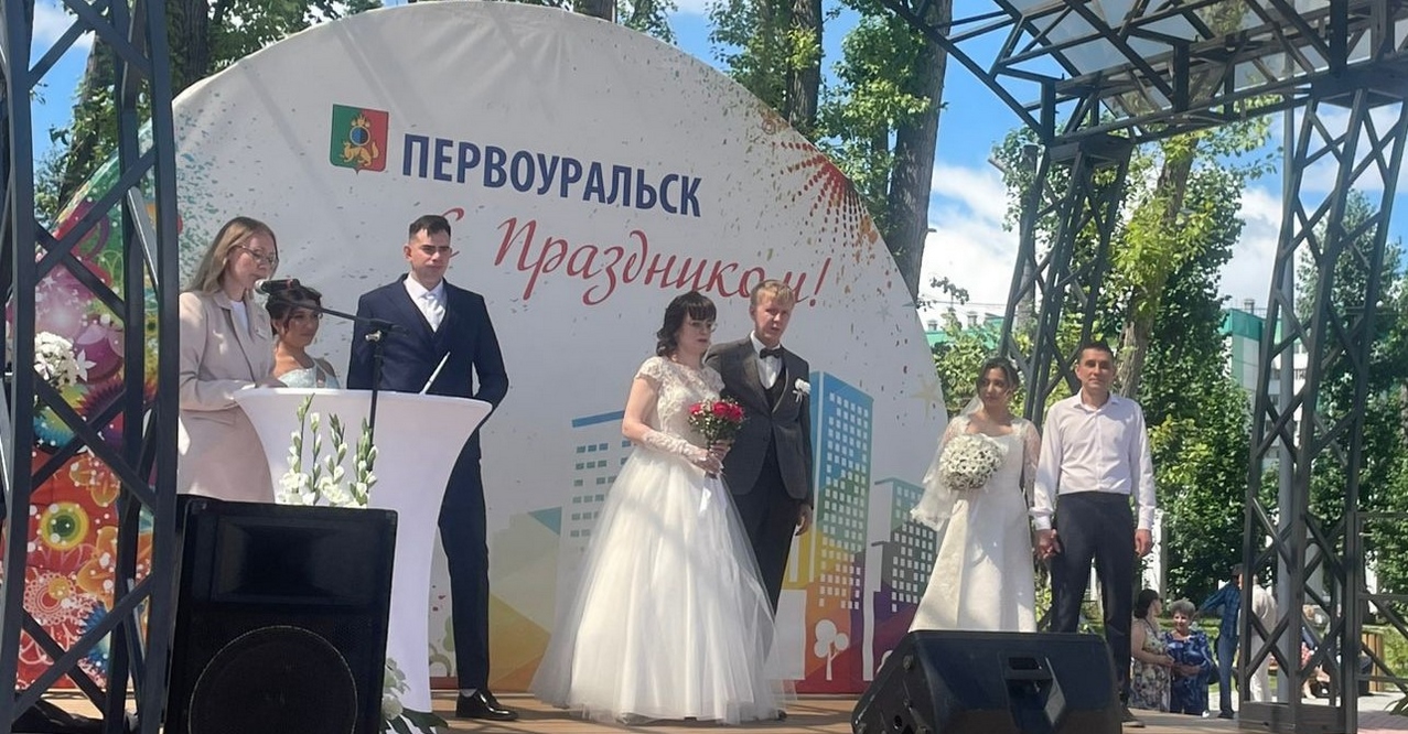 Более 250 свердловских пар заключили брак в День семьи, любви и верности