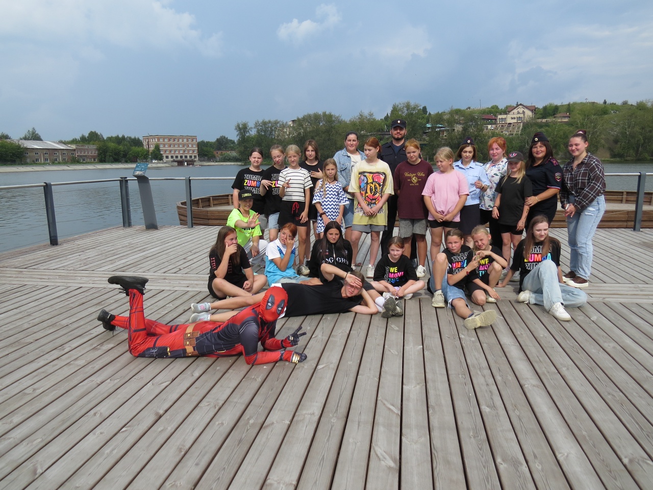 Сотрудники полиции провели акцию «Зарядка со стражем порядка» для воспитанников социально-реабилитационного центра  