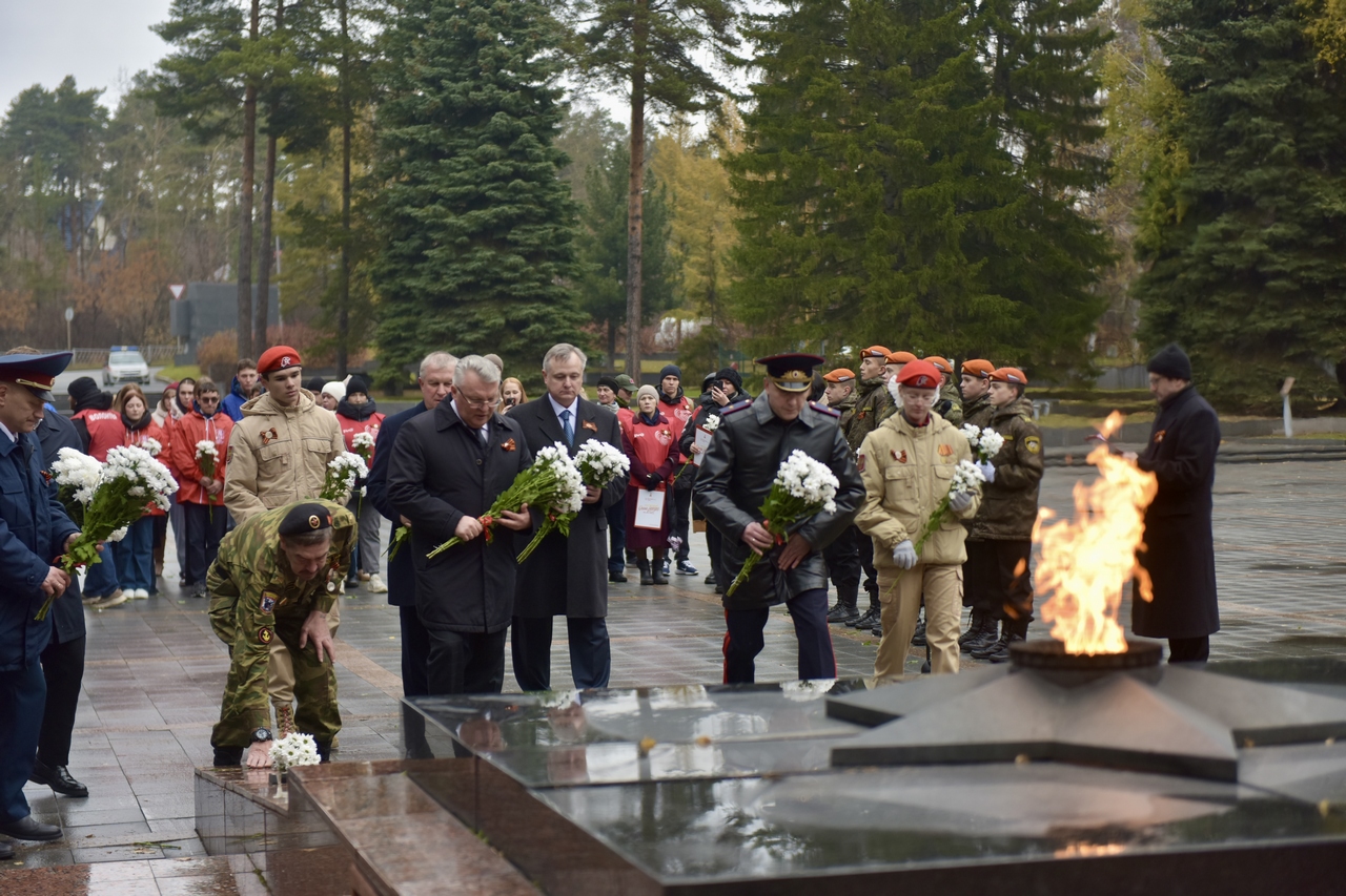 Свердловские ветераны получили частичку Вечного огня: в Екатеринбурге прошла акция «Огни Победы»