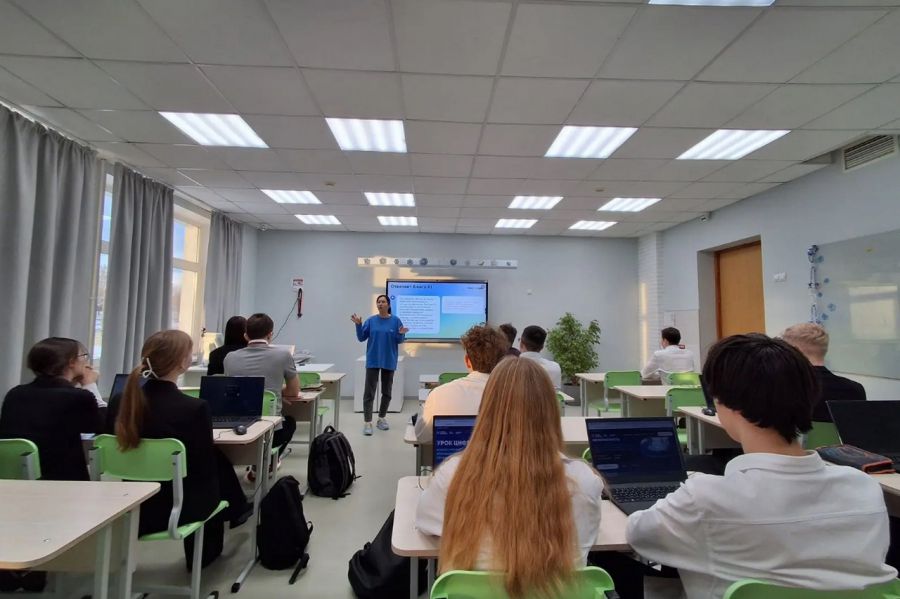 Школьникам Екатеринбурга рассказали об эволюции нейросетей и цифровой безопасности на «Уроке цифры»