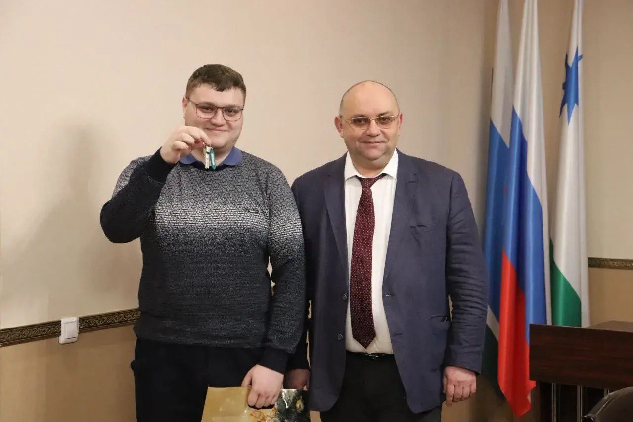 Два молодых врача, вернувшиеся после учёбы в Североуральск, получили ключи от служебных квартир