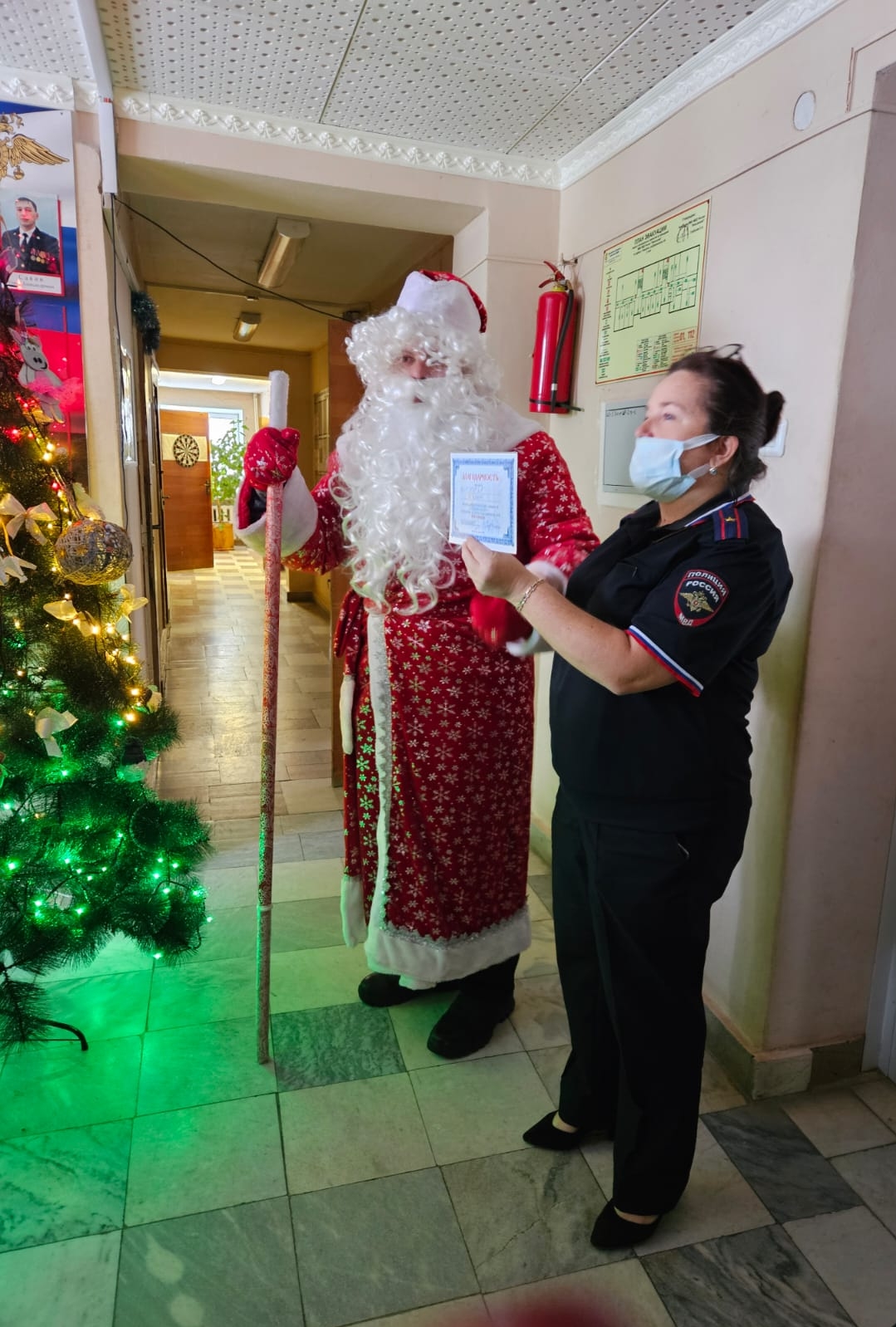 Полицейский Дед Мороз напомнил невьянским школьникам о безопасности