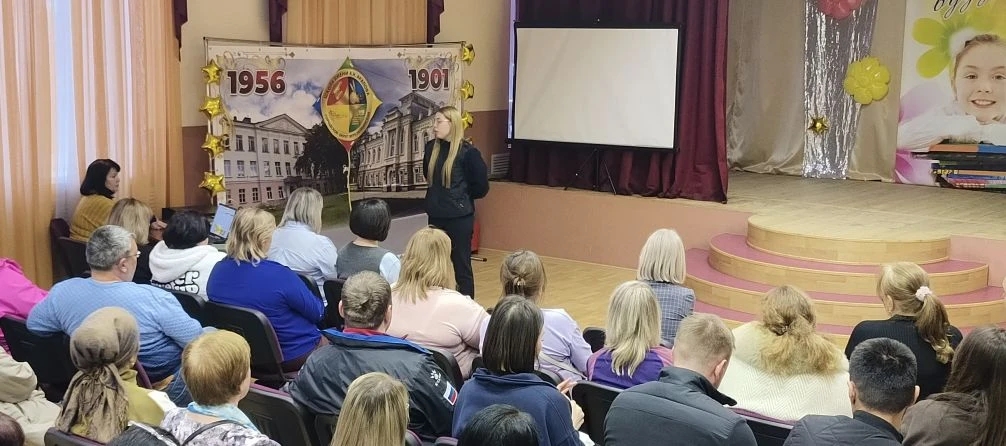 «Не дайте детям стать дроперами»: в школе пос.Верх-Нейвинского полицейские объяснили родителям, за что сажают и штрафуют