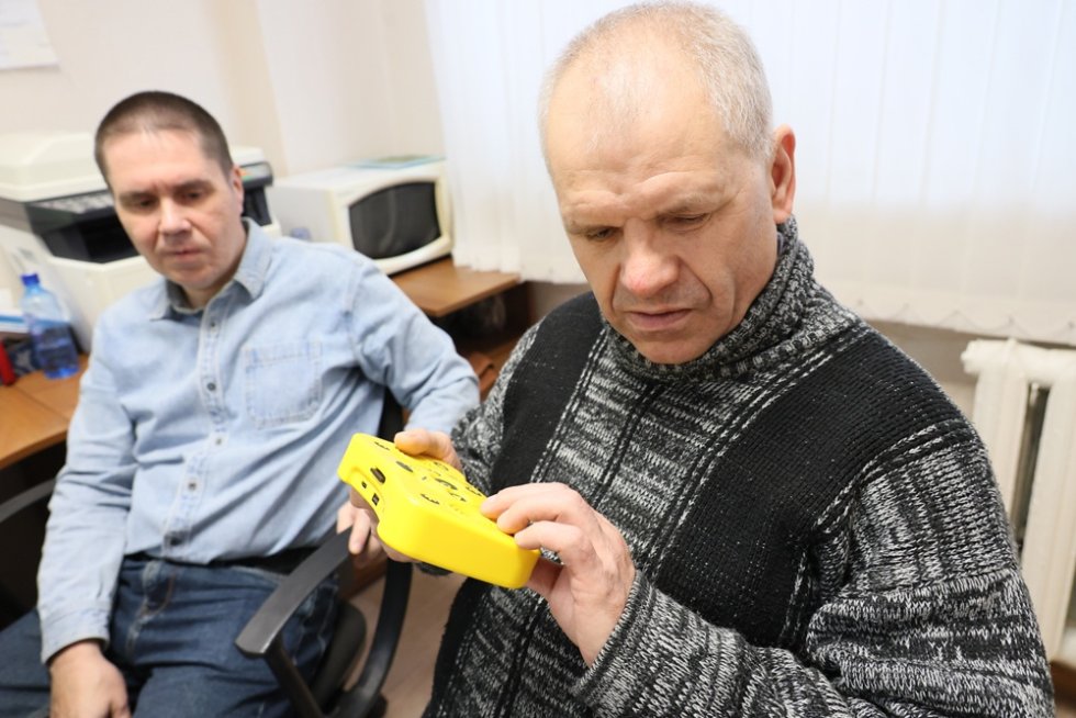 Десятки незрячих свердловчан добились права на бесплатный смартфон