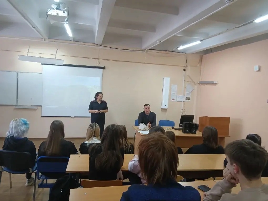 Полицейские Невьянска встретились со студентами УрГЗК им. Демидовых и поговорили о  правилах кибербезопасности