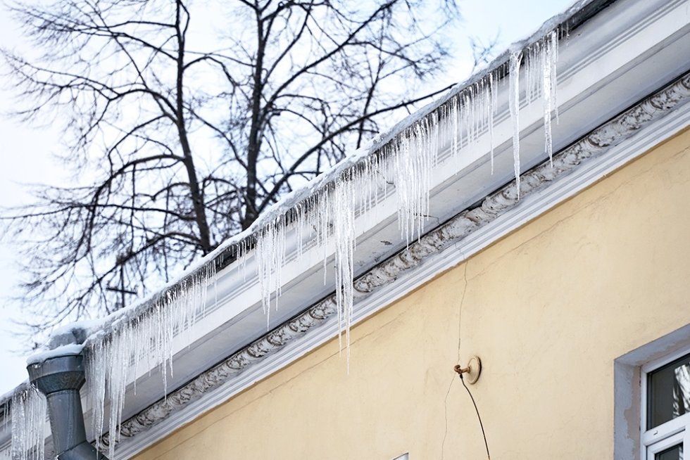 Осторожно, лавина! Как не стать жертвой сосулек и снега, падающих с крыш
