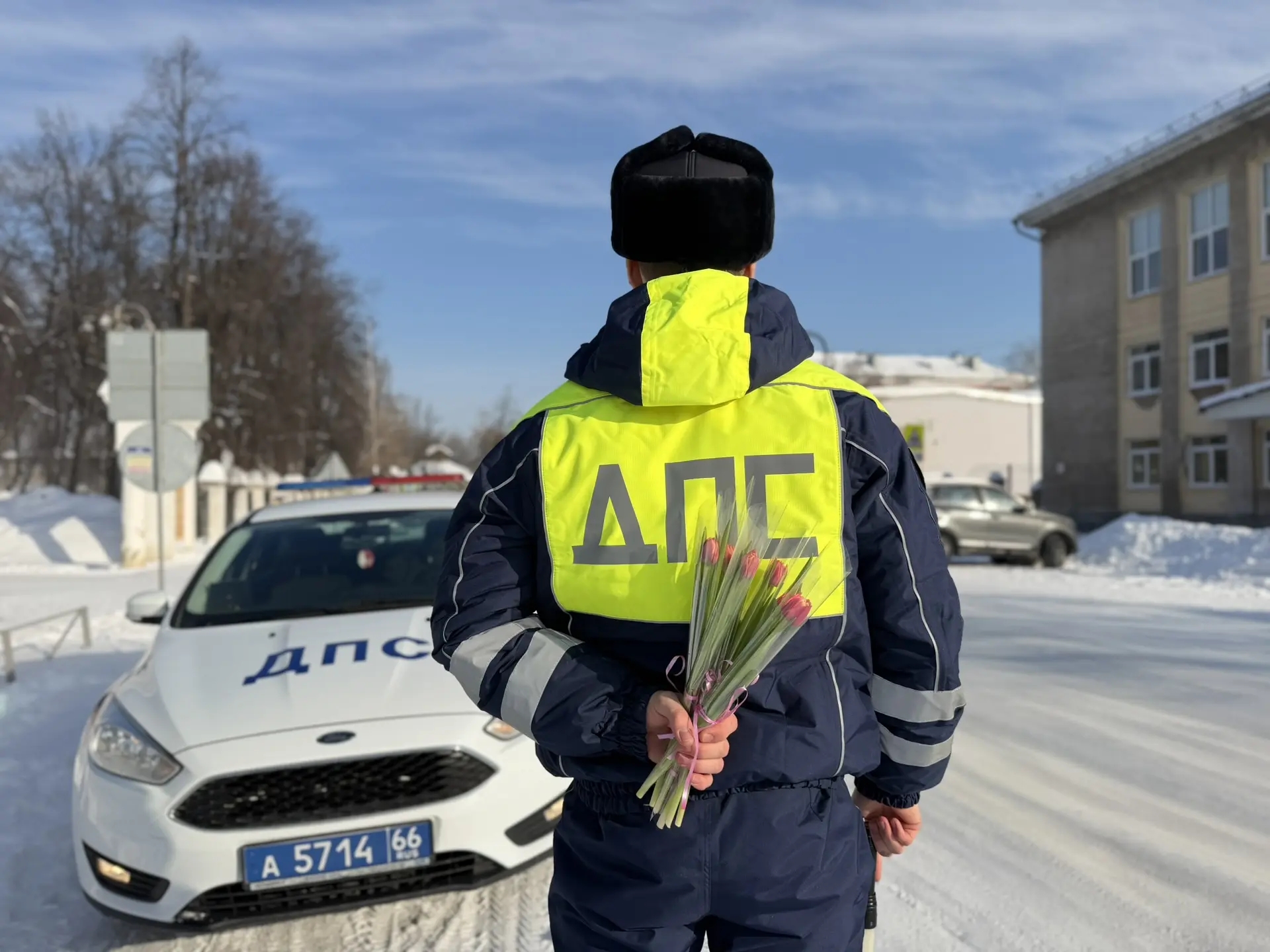 В Невьянске автоинспекторы и общественники поздравили автоледи с наступающим Международным женским днём