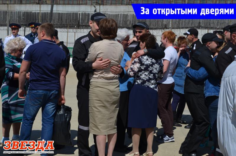 За открытыми дверями