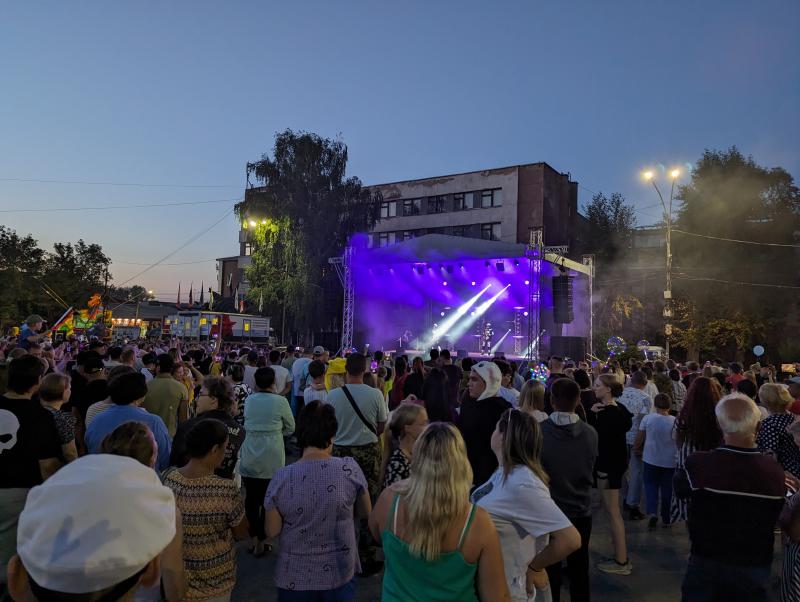 Раскроем объятья тебе, город родной! 