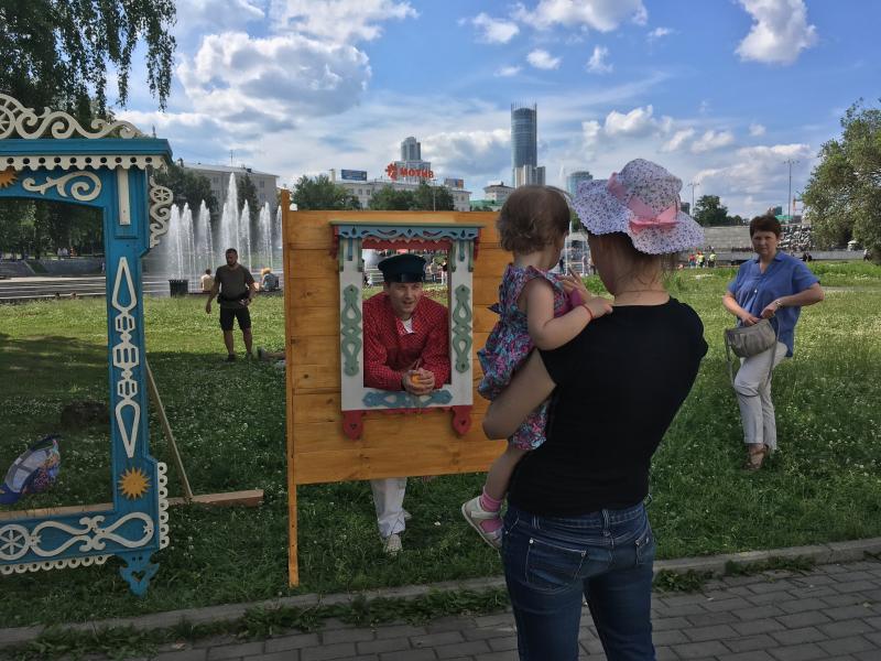 Домовую резьбу —  «Ивану-да-Марье»